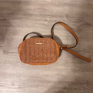 🍒 Tan Woven Crossbody Bag
